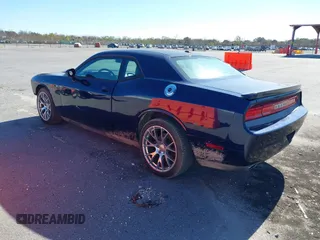 2013 Dodge Challenger R/T z VIN 2C3CDYBT7DH679522, wystawiony jako IAAI lot #41387221 z przebiegiem 122 147 mil mil oraz . Historia ofert i sprzedaży dostępna na DreamBid. Obrazek 3.