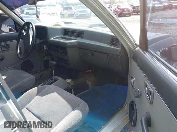 1983 Honda Civic z VIN JHMST3433DS003988, wystawiony jako IAAI lot #42069678 z przebiegiem 155 104 mil mil oraz . Historia ofert i sprzedaży dostępna na DreamBid. Obrazek 5.