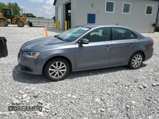 2014 Volkswagen Jetta SE z VIN 3VWD17AJ4EM329378, wystawiony jako Copart lot #59085005 z przebiegiem 131 751 mil mil oraz Czysty tytuł • Clean title. Historia ofert i sprzedaży dostępna na DreamBid. Obrazek 1.