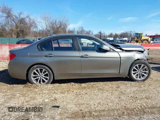 2016 BMW 3 Series 320i xDrive z VIN WBA8E5G56GNT93029, wystawiony jako IAAI lot #41652248 z przebiegiem 93 088 mil mil oraz . Historia ofert i sprzedaży dostępna na DreamBid. Obrazek 14.