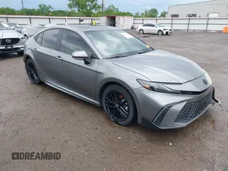 2025 Toyota Camry LE z VIN 4T1DAACK5SU527380, wystawiony jako IAAI lot #42116438 z przebiegiem 4 917 mil mil oraz . Historia ofert i sprzedaży dostępna na DreamBid. Obrazek 1.