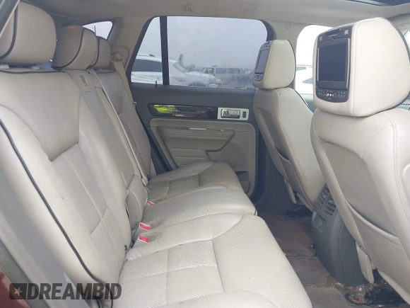 2009 Lincoln MKX z VIN 2LMDU68C69BJ05709, wystawiony jako IAAI lot #41890352 z przebiegiem 174 260 mil mil oraz . Historia ofert i sprzedaży dostępna na DreamBid. Obrazek 8.