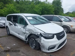 2023 Chrysler Pacifica Hybrid Touring L z VIN 2C4RC1L78PR608880, wystawiony jako IAAI lot #42382470 z przebiegiem 64 278 mil mil oraz . Historia ofert i sprzedaży dostępna na DreamBid. Obrazek 6.