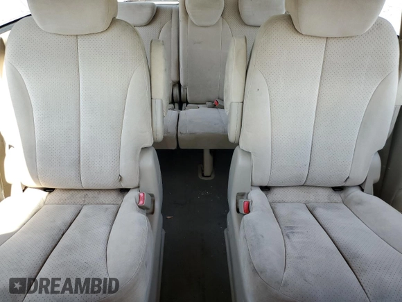 2008 Hyundai Entourage GLS z VIN KNDMC233686048783, wystawiony jako Copart lot #61812894 z przebiegiem 200 566 mil mil oraz Tytuł czysty. Historia ofert i sprzedaży dostępna na DreamBid. Obrazek 11.