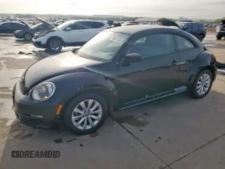 2014 Volkswagen Beetle Entry z VIN 3VWF17AT4EM641582, wystawiony jako Copart lot #50631035 z przebiegiem 121 461 mil mil oraz Szkoda całkowita • Salvage title. Historia ofert i sprzedaży dostępna na DreamBid. Obrazek 1.