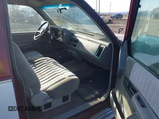 1994 GMC Sierra 1500 z VIN 2GTEK19HXR1563542, wystawiony jako IAAI lot #41733737 z przebiegiem 194 469 mil mil oraz . Historia ofert i sprzedaży dostępna na DreamBid. Obrazek 5.