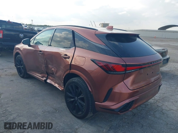 2024 Lexus RX 500h F Sport Performance z VIN 2T2BCMEA8RC014297, wystawiony jako IAAI lot #40790867 z przebiegiem 8 417 mil mil oraz . Historia ofert i sprzedaży dostępna na DreamBid. Obrazek 3.