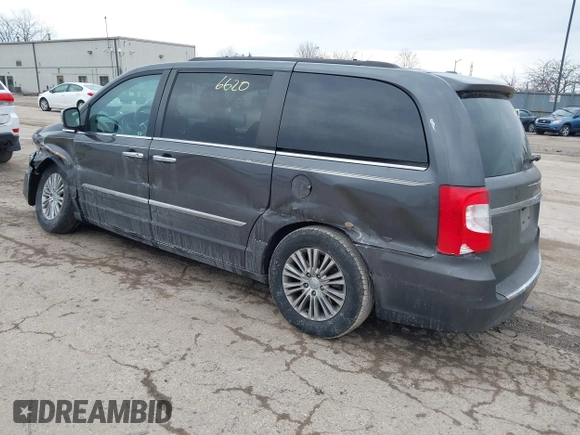 2015 Chrysler Town & Country Touring-L with VIN 2C4RC1CG4FR525588, listed as a IAAI auction lot 41696620 with 225,297 mi miles. Bid and sale history available at carsss.com. Image 3.