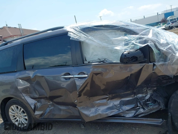2014 Toyota Sienna XLE с VIN 5TDYK3DC8ES451829, выставлен на аукционе IAAI как лот 42689122 с пробегом 104 729 миль миль и . История ставок и продаж доступна на DreamBid. Изображение 13.