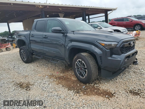 2024 Toyota Tacoma SR5 z VIN 3TYLB5JN0RT056369, wystawiony jako Copart lot #56704105 z przebiegiem 12 025 mil mil oraz Szkoda całkowita • Salvage title. Historia ofert i sprzedaży dostępna na DreamBid. Obrazek 4.