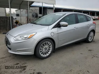 2015 Ford Focus Electric z VIN 1FADP3R4XFL317737, wystawiony jako Copart lot #84839504 z przebiegiem 71 692 mil mil oraz Tytuł czysty. Historia ofert i sprzedaży dostępna na DreamBid. Obrazek 1.