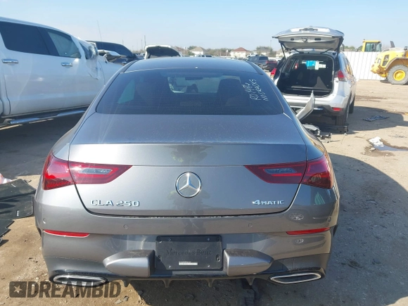 2024 Mercedes-Benz CLA 250 z VIN W1K5J4HB4RN461367, wystawiony jako IAAI lot #41590994 z przebiegiem 6 251 mil mil oraz . Historia ofert i sprzedaży dostępna na DreamBid. Obrazek 16.