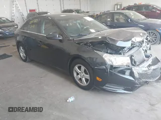 2014 Chevrolet Cruze 1LT z VIN 1G1PC5SB0E7383723, wystawiony jako IAAI lot #42251787 z przebiegiem 129 366 mil mil oraz . Historia ofert i sprzedaży dostępna na DreamBid. Obrazek 1.