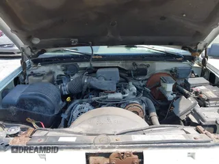 1996 GMC Suburban with VIN 1GKFK16R3TJ726521, listed as a IAAI auction lot 42055945 with 170,893 mi miles. Bid and sale history available at carsss.com. Image 10.
