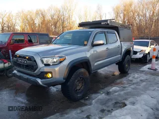 2017 Toyota Tacoma SR5 z VIN 3TMCZ5AN3HM045386, wystawiony jako IAAI lot #41330487 z przebiegiem 140 867 mil mil oraz . Historia ofert i sprzedaży dostępna na DreamBid. Obrazek 2.