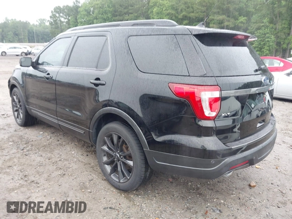 2018 Ford Explorer XLT z VIN 1FM5K7D87JGA56109, wystawiony jako IAAI lot #42423403 z przebiegiem 80 082 mil mil oraz . Historia ofert i sprzedaży dostępna na DreamBid. Obrazek 3.