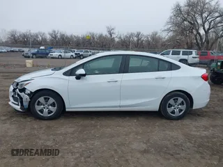 2017 Chevrolet Cruze LS z VIN 1G1BC5SM7H7140622, wystawiony jako IAAI lot #41725637 z przebiegiem 137 089 mil mil oraz . Historia ofert i sprzedaży dostępna na DreamBid. Obrazek 14.