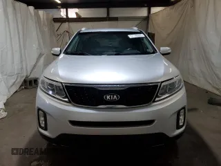 2014 Kia Sorento LX z VIN 5XYKTCA6XEG465634, wystawiony jako Copart lot #57148995 z przebiegiem 201 503 mil mil oraz Szkoda całkowita • Salvage title. Historia ofert i sprzedaży dostępna na DreamBid. Obrazek 5.