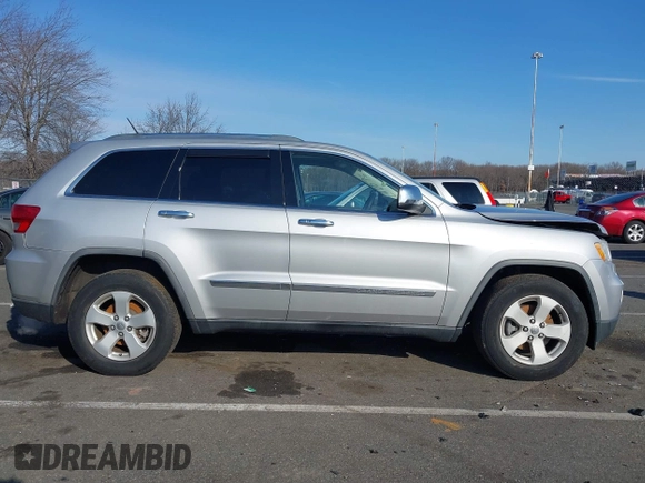 2011 Jeep Grand Cherokee Laredo z VIN 1J4RR4GG2BC511289, wystawiony jako IAAI lot #41240075 z przebiegiem 88 140 mil mil oraz . Historia ofert i sprzedaży dostępna na DreamBid. Obrazek 13.