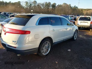 2014 Lincoln MKT EcoBoost z VIN 2LMHJ5AT4EBL52249, wystawiony jako IAAI lot #41347712 z przebiegiem 110 370 mil mil oraz . Historia ofert i sprzedaży dostępna na DreamBid. Obrazek 4.