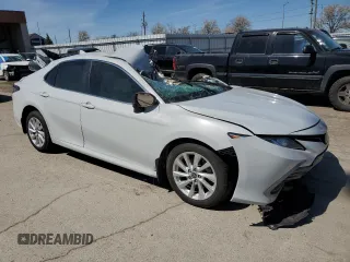 2024 Toyota Camry LE z VIN 4T1C11AK0RU197821, wystawiony jako Copart lot #52981825 z przebiegiem 35 396 mil mil oraz Szkody całkowita. Historia ofert i sprzedaży dostępna na DreamBid. Obrazek 4.