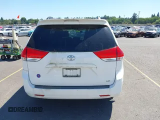 2013 Toyota Sienna LE AAS z VIN 5TDKK3DC0DS352376, wystawiony jako IAAI lot #42734860 z przebiegiem 184 622 mil mil oraz . Historia ofert i sprzedaży dostępna na DreamBid. Obrazek 16.