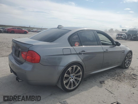 2011 BMW M3 z VIN WBSPM9C55BE202555, wystawiony jako Copart lot #46923435 z przebiegiem 78 949 mil mil oraz Szkody całkowita. Historia ofert i sprzedaży dostępna na DreamBid. Obrazek 3.