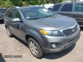 2013 Kia Sorento LX z VIN 5XYKT3A64DG363258, wystawiony jako IAAI lot #42490986 z przebiegiem 215 694 mil mil oraz . Historia ofert i sprzedaży dostępna na DreamBid. Obrazek 1.