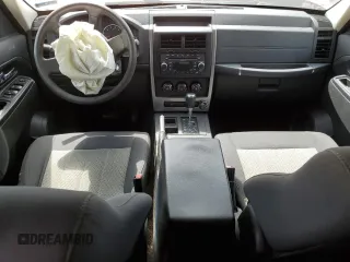 2010 Jeep Liberty Sport z VIN 1J4PP2GK0AW164807, wystawiony jako Copart lot #52411825 z przebiegiem Nie podano mil oraz Szkoda całkowita • Salvage title. Historia ofert i sprzedaży dostępna na DreamBid. Obrazek 8.
