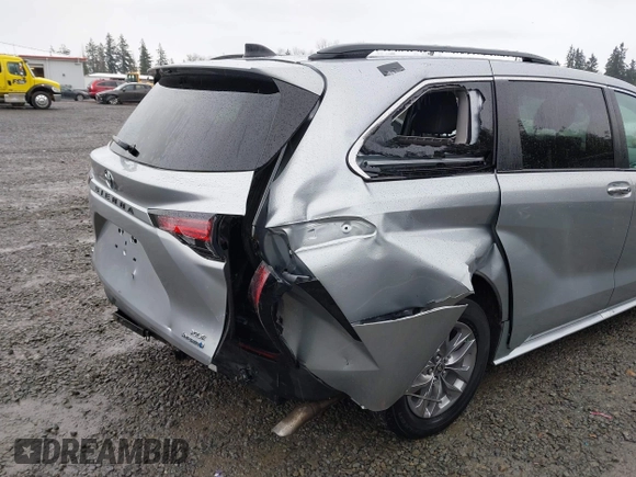 2021 Toyota Sienna XLE with VIN 5TDJSKFC8MS037697, listed as a IAAI auction lot 41711070 with 29,198 mi miles. Bid and sale history available at carsss.com. Image 6.