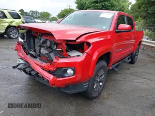 2020 Toyota Tacoma SR5 z VIN 3TMAZ5CN7LM128932, wystawiony jako IAAI lot #42220739 z przebiegiem 22 197 mil mil oraz . Historia ofert i sprzedaży dostępna na DreamBid. Obrazek 2.