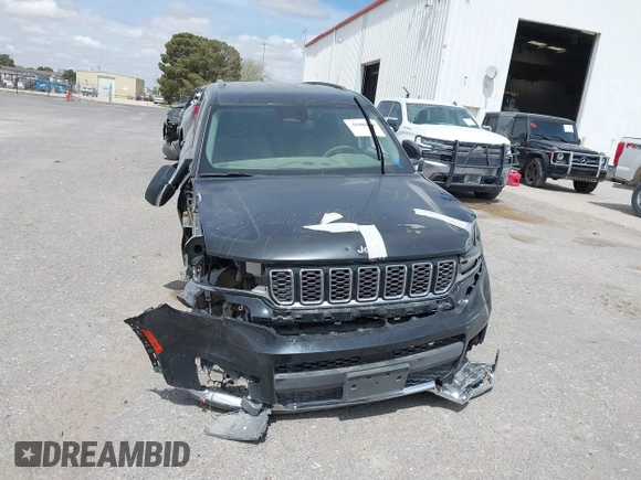 2023 Jeep Grand Cherokee Limited z VIN 1C4RJJBG4P8843652, wystawiony jako IAAI lot #41906826 z przebiegiem 18 006 mil mil oraz . Historia ofert i sprzedaży dostępna na DreamBid. Obrazek 12.