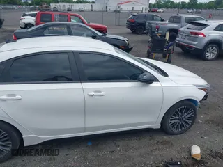 2023 Kia Forte GT-Line z VIN 3KPF54ADXPE621767, wystawiony jako IAAI lot #41991079 z przebiegiem 27 124 mil mil oraz . Historia ofert i sprzedaży dostępna na DreamBid. Obrazek 14.