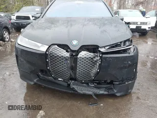 2024 BMW iX xDrive50 z VIN WB523CF04RCR31259, wystawiony jako IAAI lot #41559235 z przebiegiem Nie podano mil oraz . Historia ofert i sprzedaży dostępna na DreamBid. Obrazek 6.