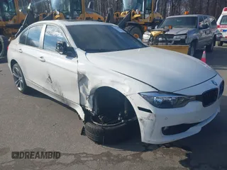 2015 BMW 3 Series 320i xDrive z VIN WBA3C3G55FNS75282, wystawiony jako IAAI lot #41336850 z przebiegiem 120 856 mil mil oraz . Historia ofert i sprzedaży dostępna na DreamBid. Obrazek 1.