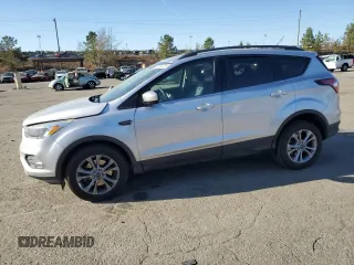 2018 Ford Escape SE z VIN 1FMCU9G96JUB49271, wystawiony jako Copart lot #50553205 z przebiegiem 91 123 mil mil oraz Szkoda całkowita • Salvage title. Historia ofert i sprzedaży dostępna na DreamBid. Obrazek 1.