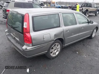 2006 Volvo V70 2.4L with VIN YV1SW640X62590834, listed as a IAAI auction lot 41113922 with 253,254 mi miles. Bid and sale history available at carsss.com. Image 4.