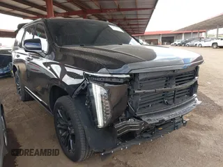 2025 Cadillac Escalade z VIN 1GYS9FRLXSR155999, wystawiony jako IAAI lot #41956989 z przebiegiem 3 826 mil mil oraz . Historia ofert i sprzedaży dostępna na DreamBid. Obrazek 1.