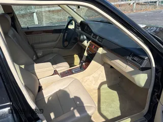 1994 Mercedes-Benz E Class with VIN WDBEA32E2RC090839, listed as a Copart auction lot 49449775 with 90,322 mi miles and Clean Title. Bid and sale history available at carsss.com. Image 5.