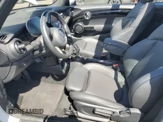 2024 MINI Convertible Cooper S z VIN WMW43DL08R3S00631, wystawiony jako Copart lot #49013325 z przebiegiem 13 760 mil mil oraz Czysty tytuł • Clean title. Historia ofert i sprzedaży dostępna na DreamBid. Obrazek 7.