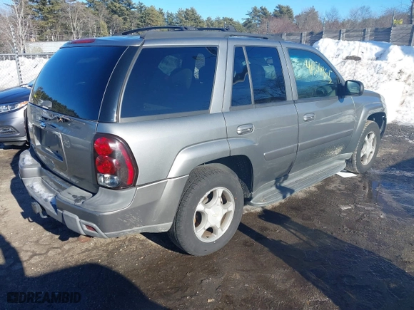 2005 Chevrolet TrailBlazer LT with VIN 1GNDT13S252104374, listed as a IAAI auction lot 41514965 with 121,562 mi miles. Bid and sale history available at carsss.com. Image 4.