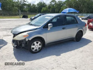 2009 Nissan Versa S z VIN 3N1BC11EX9L444814, wystawiony jako Copart lot #59732395 z przebiegiem 188 471 mil mil oraz Szkoda całkowita • Salvage title. Historia ofert i sprzedaży dostępna na DreamBid. Obrazek 1.
