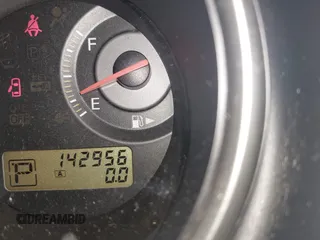 2008 Nissan Versa S z VIN 3N1BC11E68L405992, wystawiony jako IAAI lot #42060826 z przebiegiem 142 956 mil mil oraz . Historia ofert i sprzedaży dostępna na DreamBid. Obrazek 15.