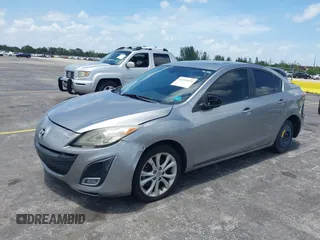 2011 Mazda 3 S Grand Touring z VIN JM1BL1W55B1474676, wystawiony jako IAAI lot #42494974 z przebiegiem 162 285 mil mil oraz . Historia ofert i sprzedaży dostępna na DreamBid. Obrazek 2.