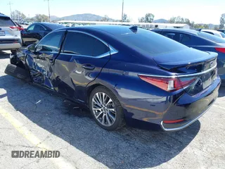 2021 Lexus ES with VIN 58ADA1C16MU008101, listed as a IAAI auction lot 41821059 with 31,823 mi miles. Bid and sale history available at carsss.com. Image 3.