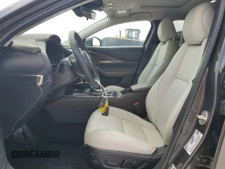 2024 Mazda CX-30 S Premium z VIN 3MVDMBDM4RM615609, wystawiony jako Copart lot #57761055 z przebiegiem 20 721 mil mil oraz Szkoda całkowita • Salvage title. Historia ofert i sprzedaży dostępna na DreamBid. Obrazek 7.