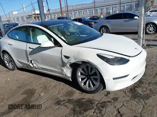 2022 Tesla Model 3 Long Range z VIN 5YJ3E1EB4NF331218, wystawiony jako IAAI lot #41827613 z przebiegiem 84 088 mil mil oraz . Historia ofert i sprzedaży dostępna na DreamBid. Obrazek 1.