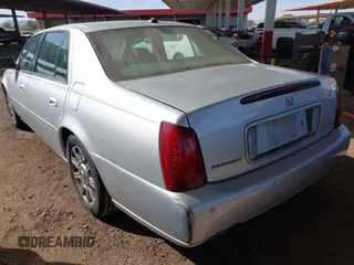 2003 Cadillac DeVille DTS z VIN 1G6KF57923U260229, wystawiony jako IAAI lot #41415468 z przebiegiem 58 012 mil mil oraz . Historia ofert i sprzedaży dostępna na DreamBid. Obrazek 3.