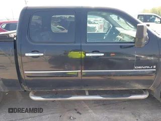 2008 GMC Sierra Denali z VIN 2GTEK638881272803, wystawiony jako IAAI lot #42269401 z przebiegiem 239 033 mil mil oraz . Historia ofert i sprzedaży dostępna na DreamBid. Obrazek 13.