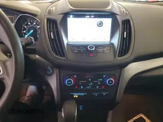 2019 Ford Escape SE z VIN 1FMCU9GD9KUB11829, wystawiony jako IAAI lot #42399993 z przebiegiem 81 910 mil mil oraz . Historia ofert i sprzedaży dostępna na DreamBid. Obrazek 25.